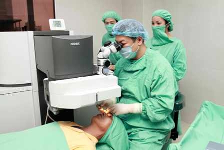 Phẩu thuật lasik là phẫu thuật điều chỉnh khúc xạ của mắt